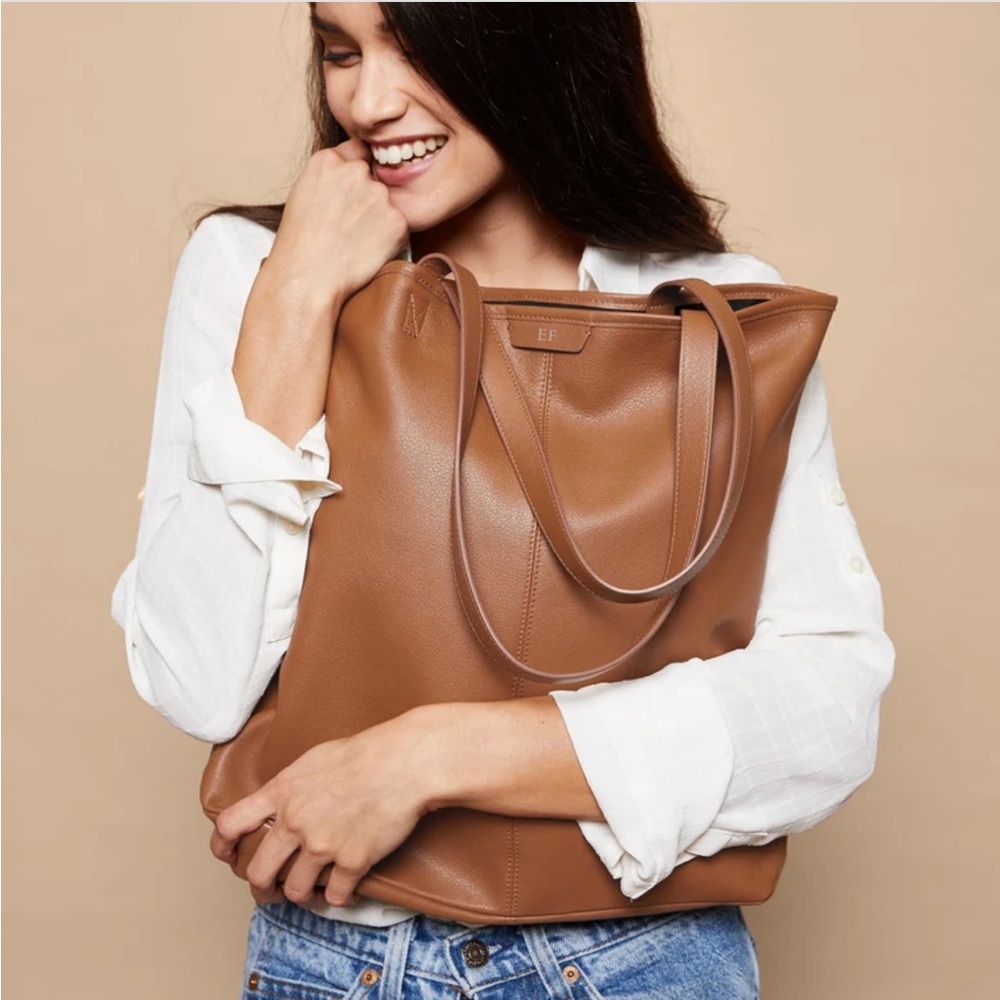 Leatherology Uptown Vertical Tote 👜